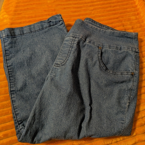 Time and Tru Pants - Time and Tru Women's Denim Capris - Medium Blue